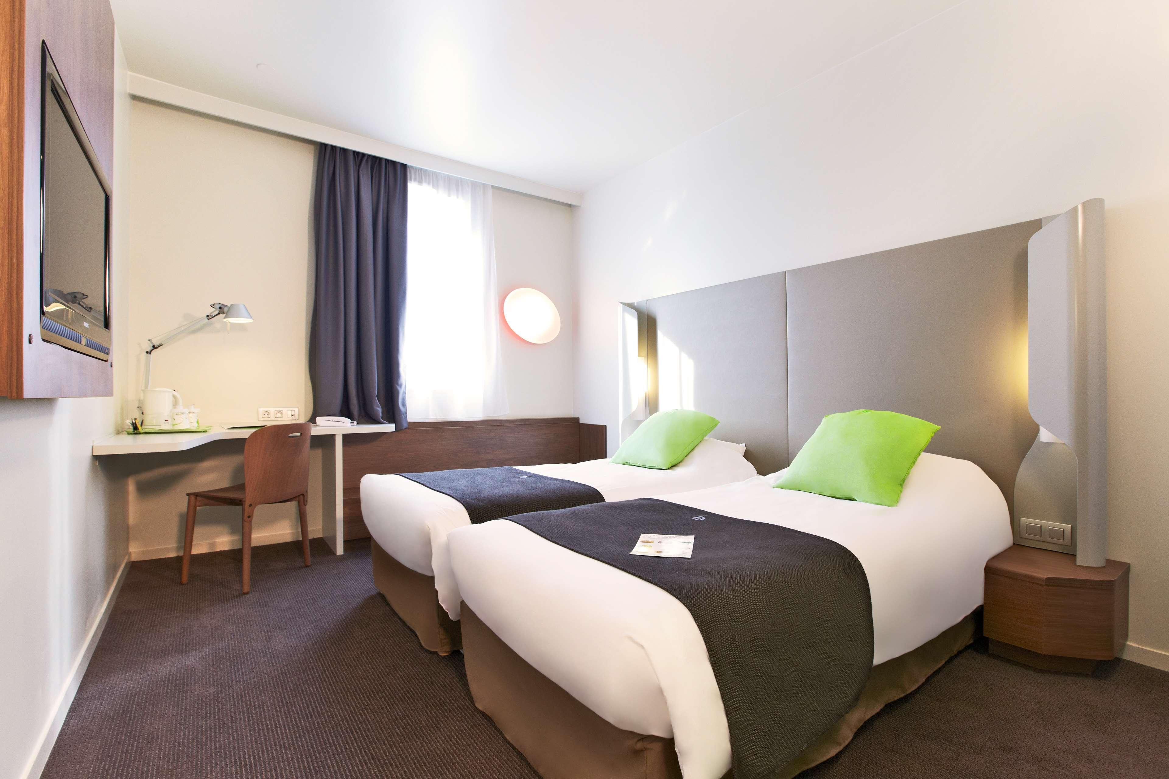 Hotel Campanile Saint-Quentin-En-Yvelines Montigny-le-Bretonneux Exterior foto