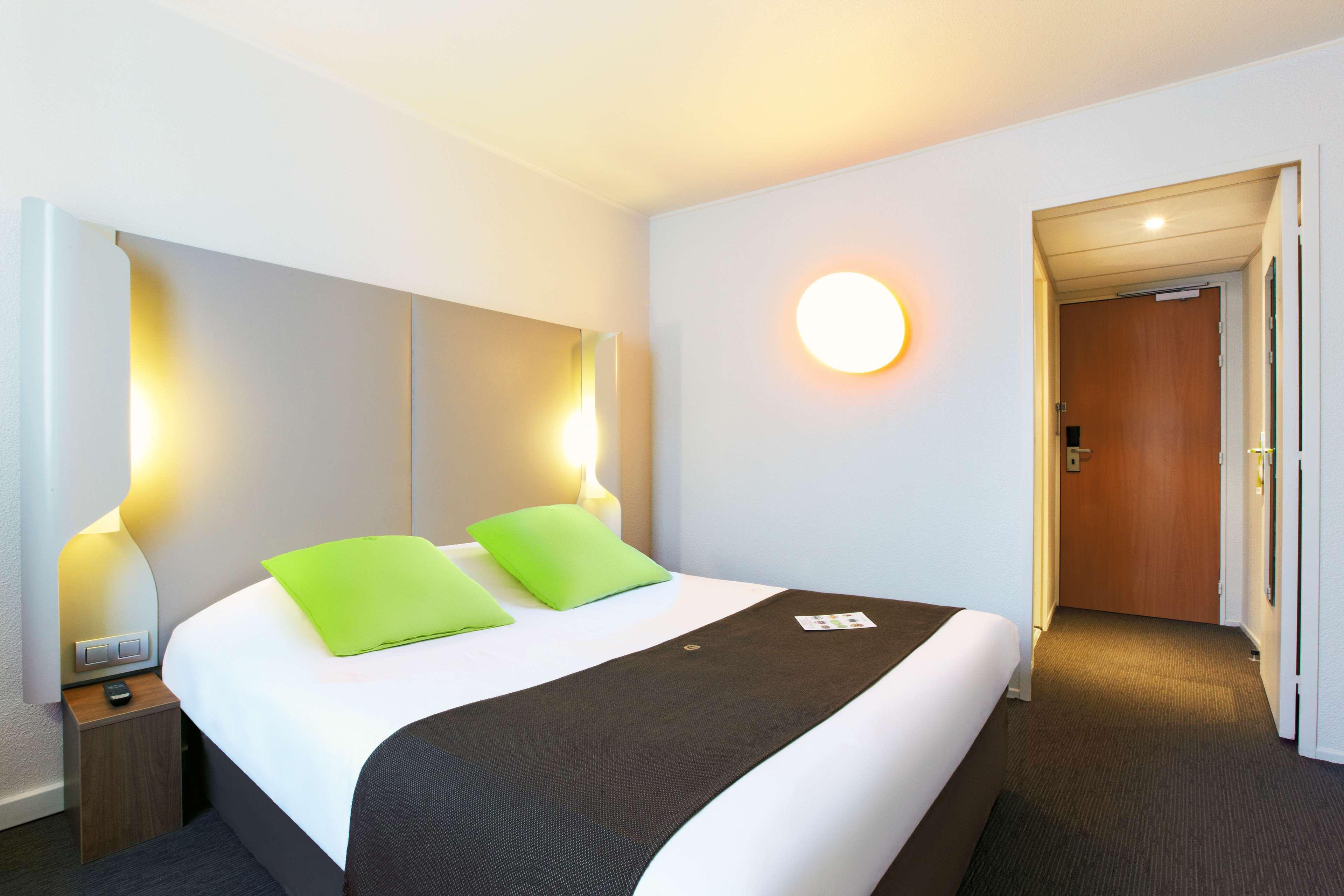 Hotel Campanile Saint-Quentin-En-Yvelines Montigny-le-Bretonneux Exterior foto
