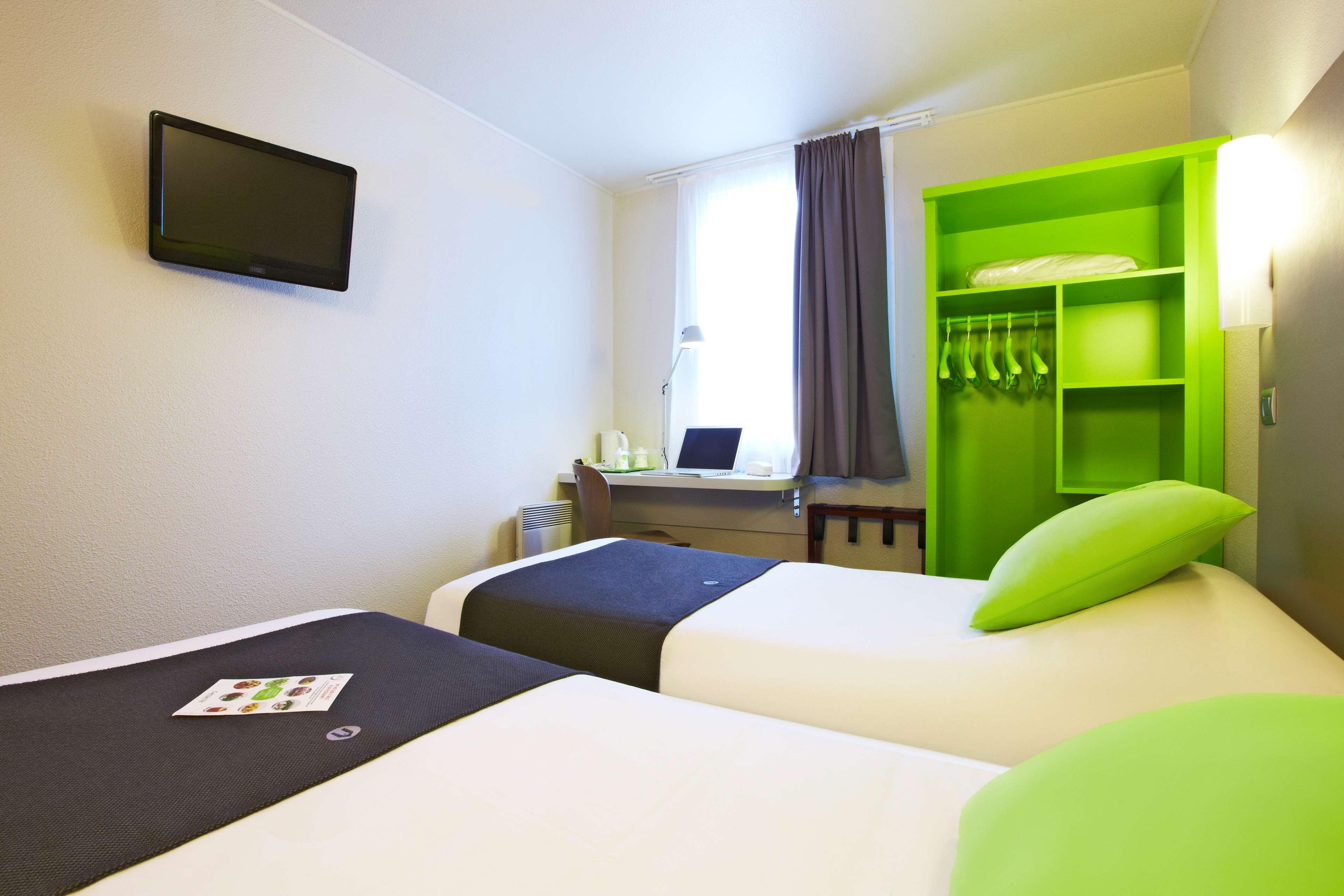 Hotel Campanile Saint-Quentin-En-Yvelines Montigny-le-Bretonneux Exterior foto
