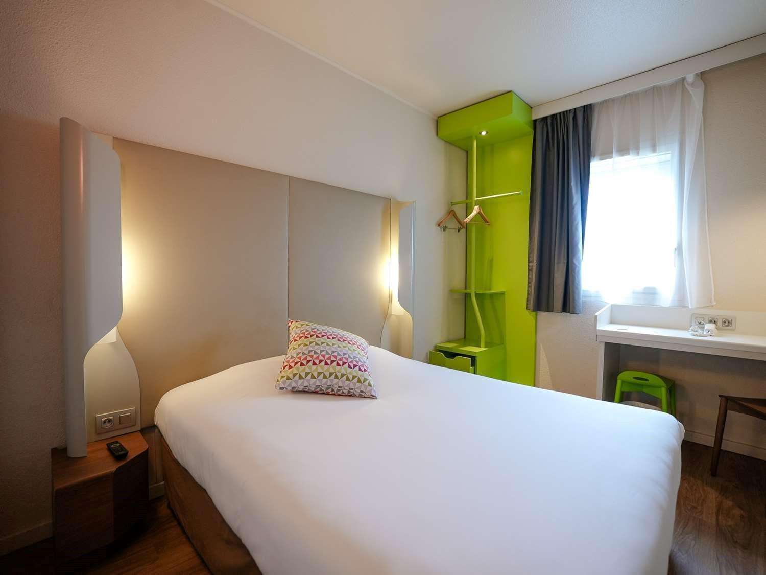 Hotel Campanile Saint-Quentin-En-Yvelines Montigny-le-Bretonneux Exterior foto